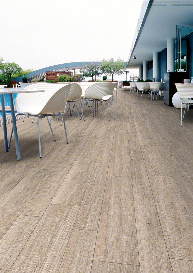 Ambiente exterior con suelo efecto madera Ortisei Avellana antideslizante - Vetonek