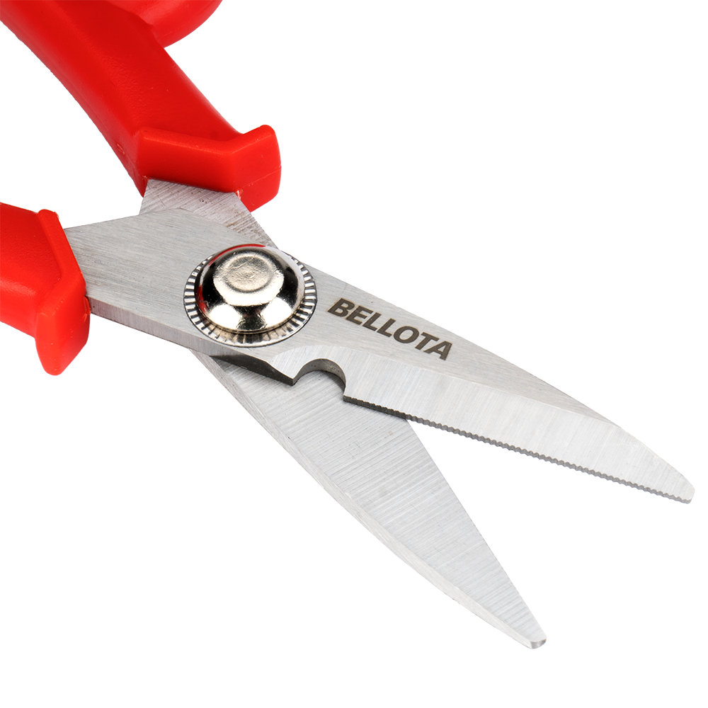 Detalle de los filos dentados de la tijera Bellota 26010