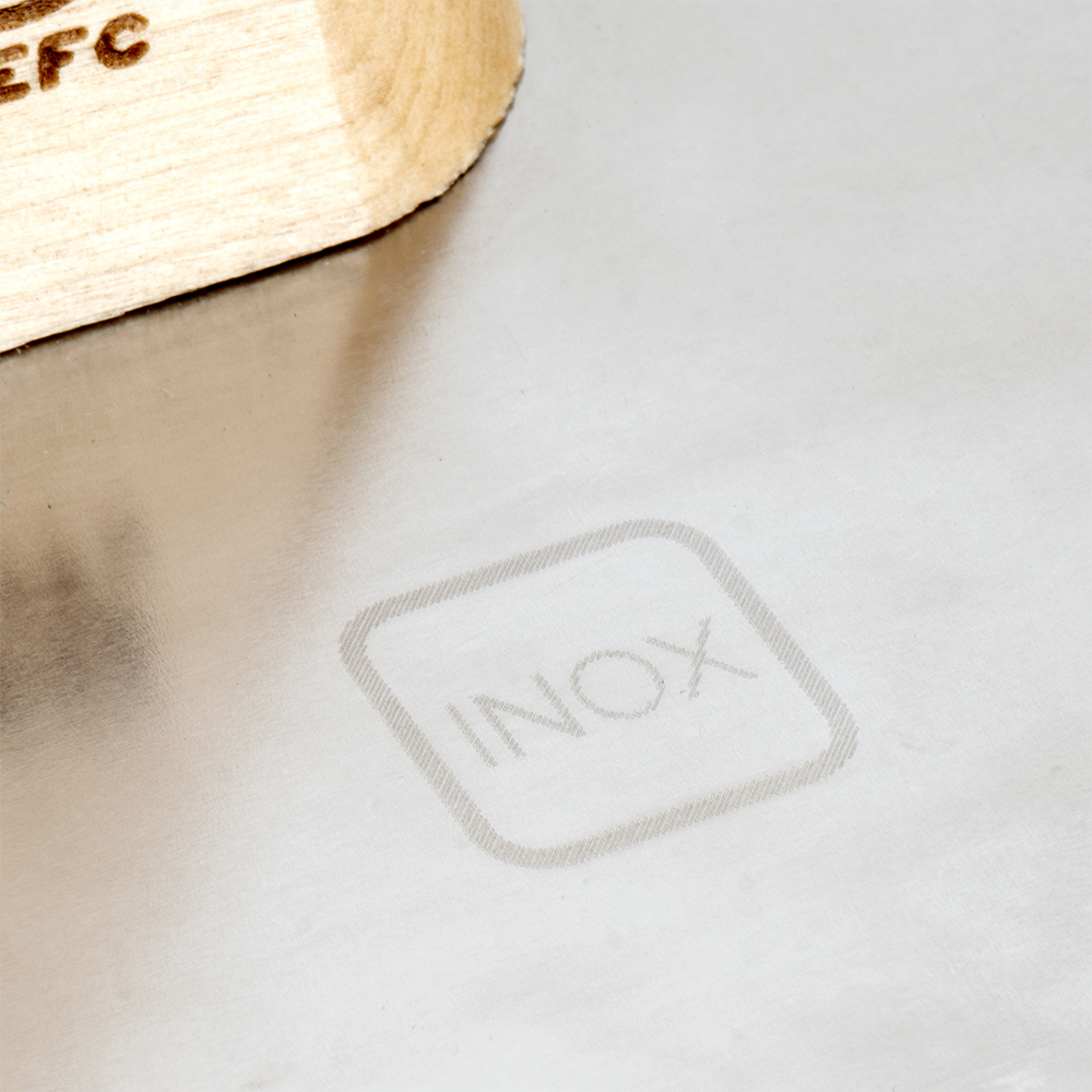 Detalle del mango de madera de la llana Bellota 5861AINOX