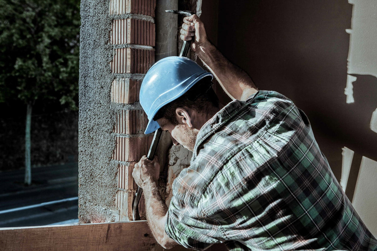 Desencofrador Bellota 5982 en uso en obra