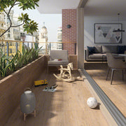 Ambiente terraza con suelo efecto madera Bormio Avellana - Vetonek