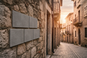 Muro de piedra en un edificio historico de casco antiguo revestido con Aplacado Dordogne al atardecer