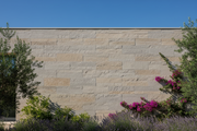 Fachada de vivienda mediterranea moderna revestida con Aplacado Poblet color beige