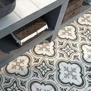 detalle del suelo de cuarto de baño con baldosa hidráulica Toledo