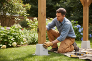 Basa de hormigón para postes de madera durante la instalación de una pérgola de jardín - Vetonek