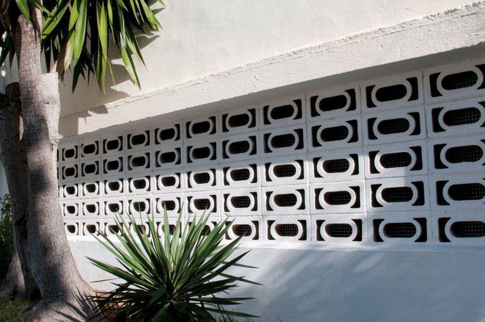 Celosía Alesón de hormigón blanco con un dibujo calado ornamental - vista 4