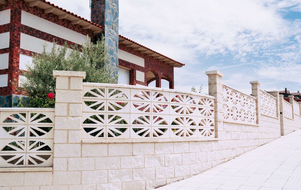 Muro calado con Celosía Arenzana de hormigón blanco