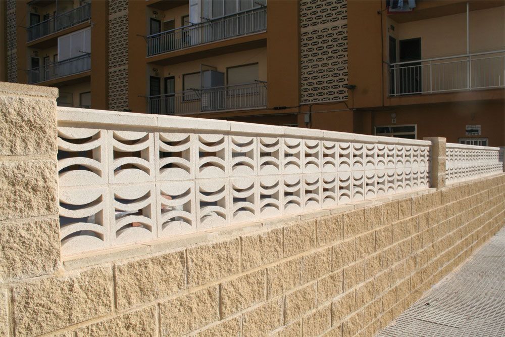 Muro calado con Celosía Bobadilla de hormigón blanco