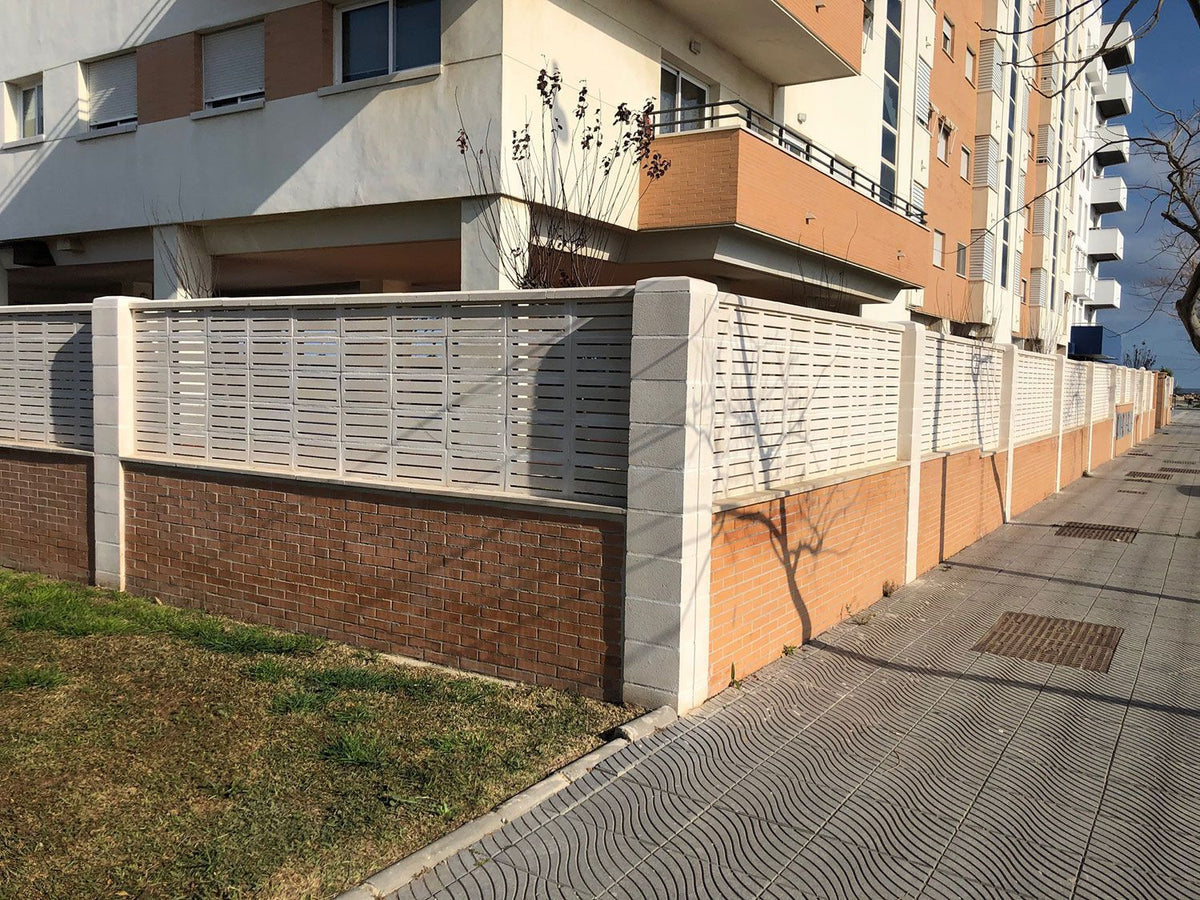 Detalle de Celosía Navajún de hormigón blanco en exterior