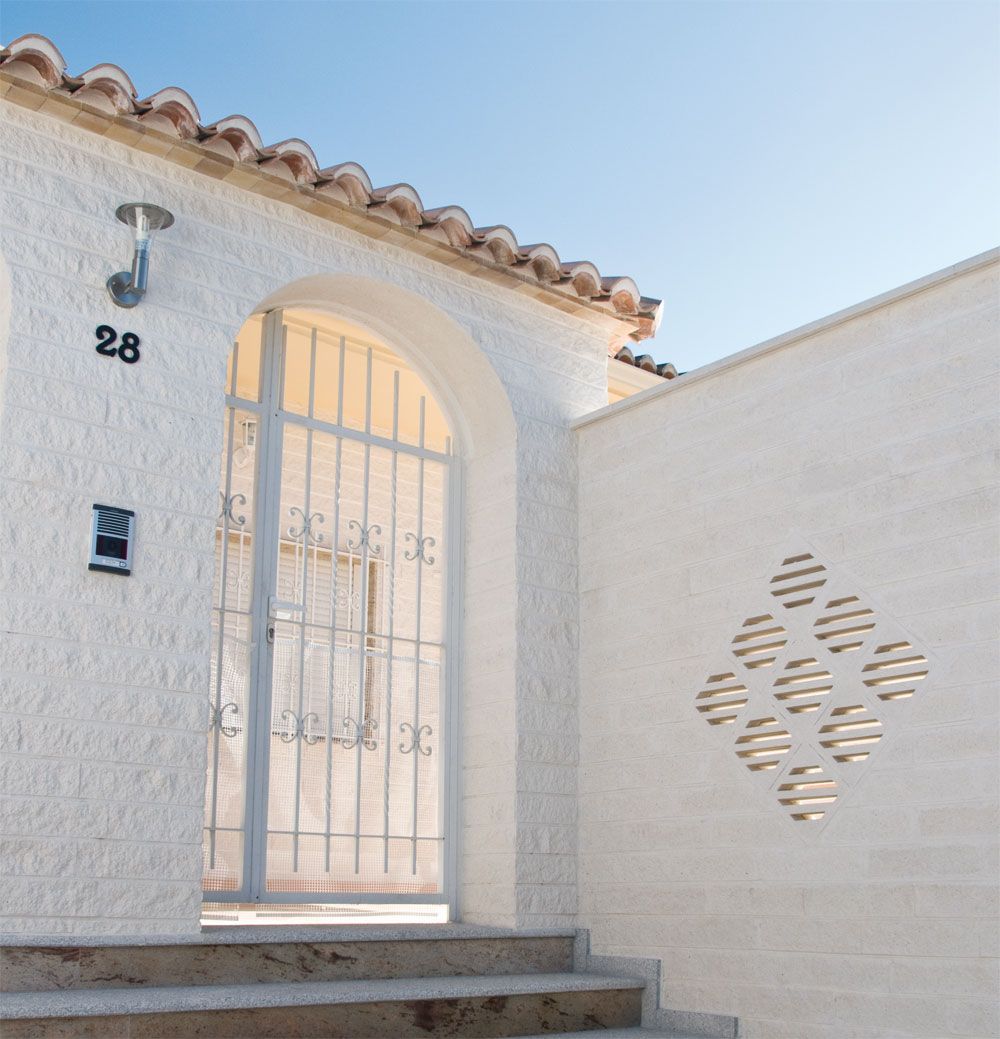 Muro calado con Celosía Santa Coloma de hormigón blanco