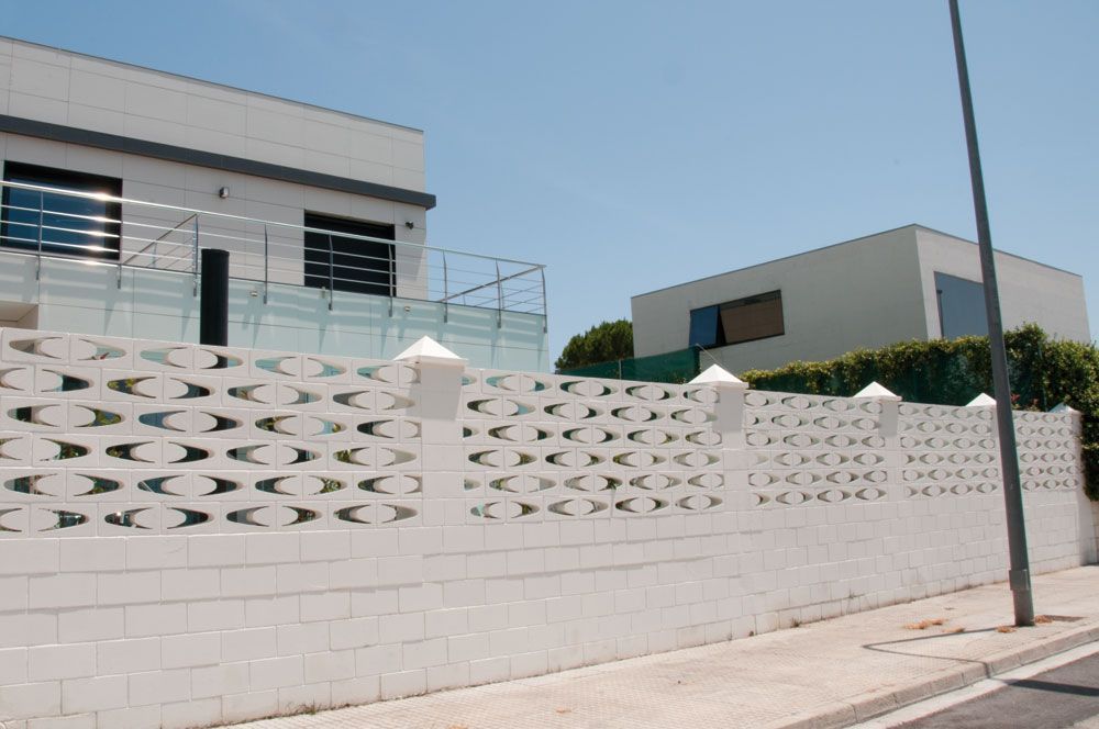 Celosía Turruncún de hormigón blanco en cerramiento