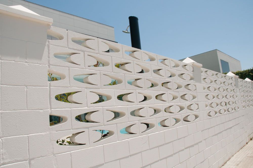 Muro calado con Celosía Turruncún de hormigón blanco