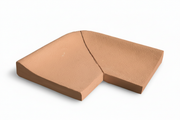 Borde remate de piscina de hormigón en color salmón, ideal para acabados decorativos.