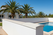 Cubremuros Ésera Doble Pendiente de hormigón, en el muro de una villa mediterránea con piscina - Vetonek