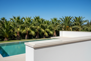 Cubremuros Gállego Liso de hormigón, en un muro perimetral de villa mediterránea con piscina - Vetonek