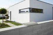 Cubremuros Cinca de hormigón, en el muro perimetral de una vivienda moderna minimalista - Vetonek