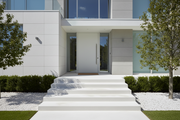 Entrada de vivienda minimalista con Escalón Medinaceli de hormigón en blanco - Vetonek