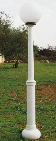 Farola Tobía iluminando un jardín