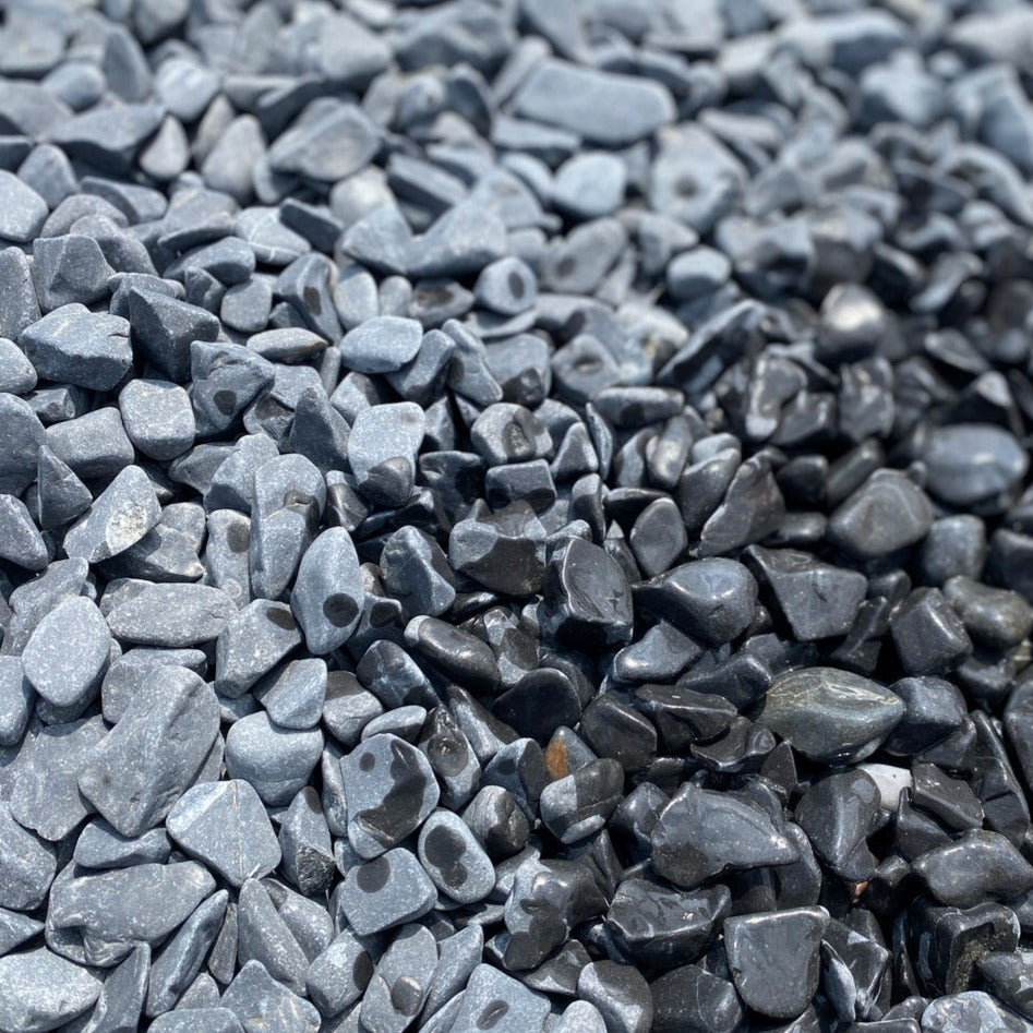 piedra negra mojada y seca para ver color gris y negro
