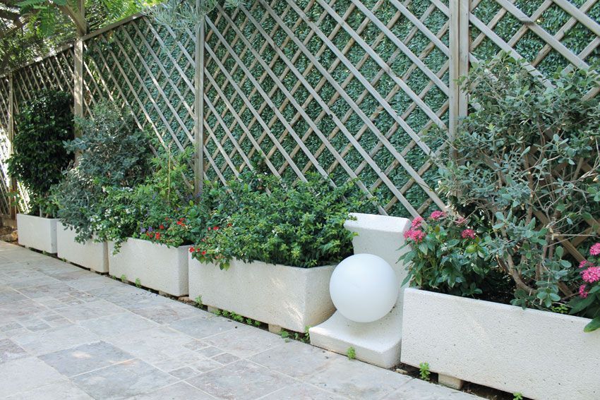 Jardinera Ojacastro en jardín clásico