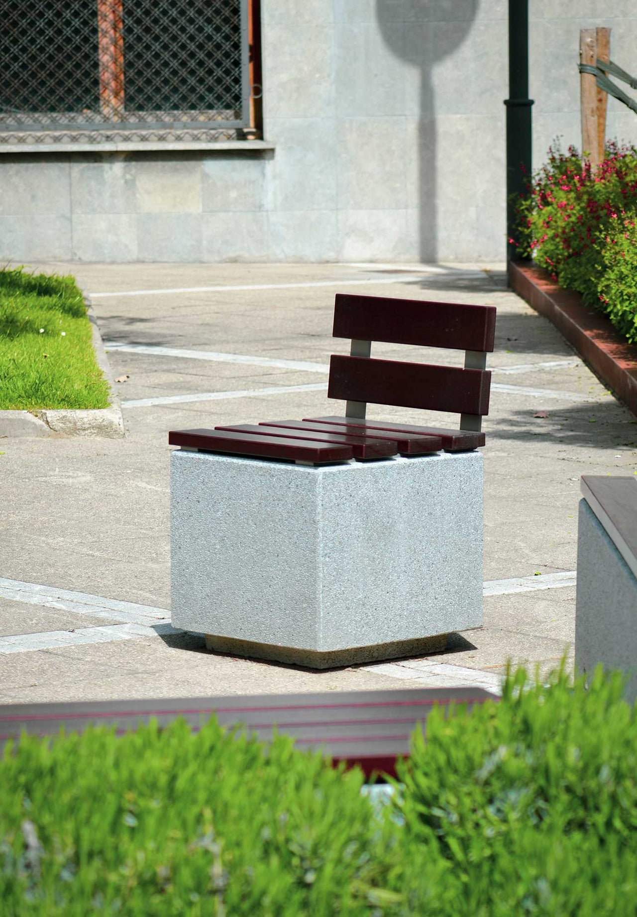 Bancos Axis en grupo, instalados en un espacio público, destacando su diseño resistente y elegante.