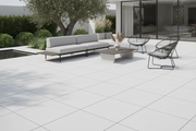 Patio minimalista pavimentado con Losa Medinaceli de hormigón en blanco - Vetonek