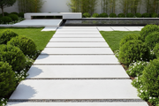 Jardín moderno con camino de Losa Ainsa de hormigón en blanco junto a un estanque - Vetonek