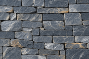 Muro de piedra con tonos de pizarra oscura
