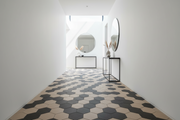 Pasillo interior con suelo de Panot Hexagonal Laguardia Bicolor en antracita y arena - Vetonek