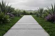 Camino de jardín con Pavimento Filtrante Atienza de hormigón en blanco bajo la lluvia - Vetonek