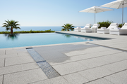 Terraza de piscina infinita con vistas al mar y Pavimento Filtrante Atienza de hormigón en gris natural - Vetonek