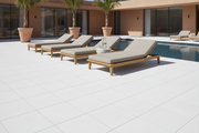Borde de piscina pavimentado con Losa Sigüenza de hormigón en blanco - Vetonek