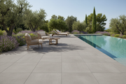 Zona chill-out junto a piscina pavimentada con Losa Sigüenza de hormigón en gris ciment - Vetonek