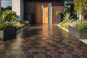 Entrada de vivienda con camino de Losa Hexagonal Laguardia de hormigón en bronce - Vetonek