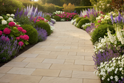 Camino de jardín con flores pavimentado con Pavimento Albarracín Textura Pizarra en arena - Vetonek