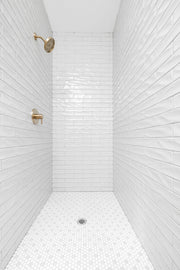 Ambiente baño minimalista con azulejo blanco mate - Vetonek Alberobello