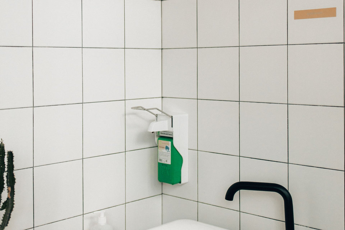 Ambiente baño moderno con azulejo blanco mate y grifería negra - Vetonek Alberobello
