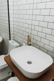 Ambiente baño con azulejo blanco brillo tipo metro - Vetonek Ostuni