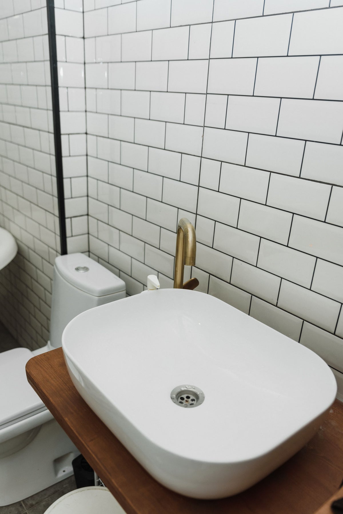 Ambiente baño con azulejo blanco brillo tipo metro - Vetonek Ostuni
