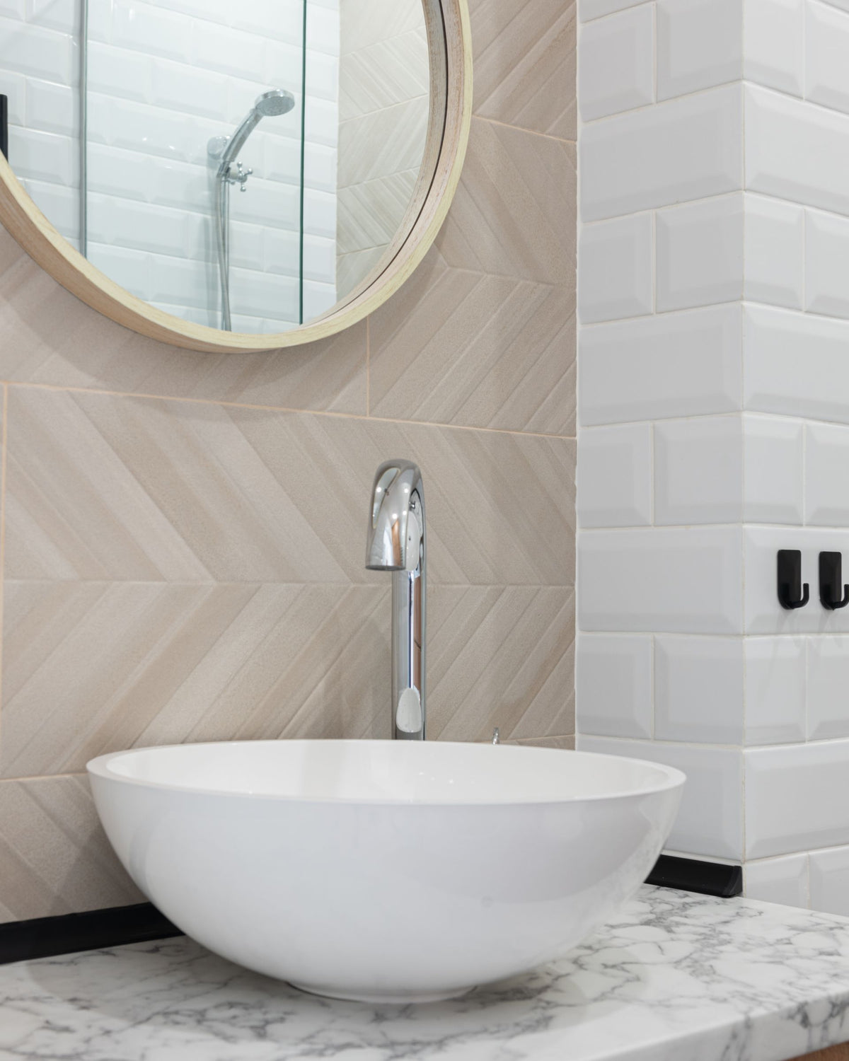 Ambiente baño luminoso con azulejo blanco satinado - Vetonek Locorotondo