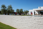 Muro de cerramiento de vivienda mediterránea revestido con Plaqueta Labrada de hormigón color blanco - Vetonek