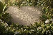 Muro de cerramiento de jardín revestido con Plaqueta Labrada de hormigón color beige - Vetonek
