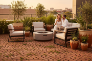 Patio urbano al atardecer con Adoquín Chinchón Triangular de hormigón en marrón y macetones de plantas - Vetonek