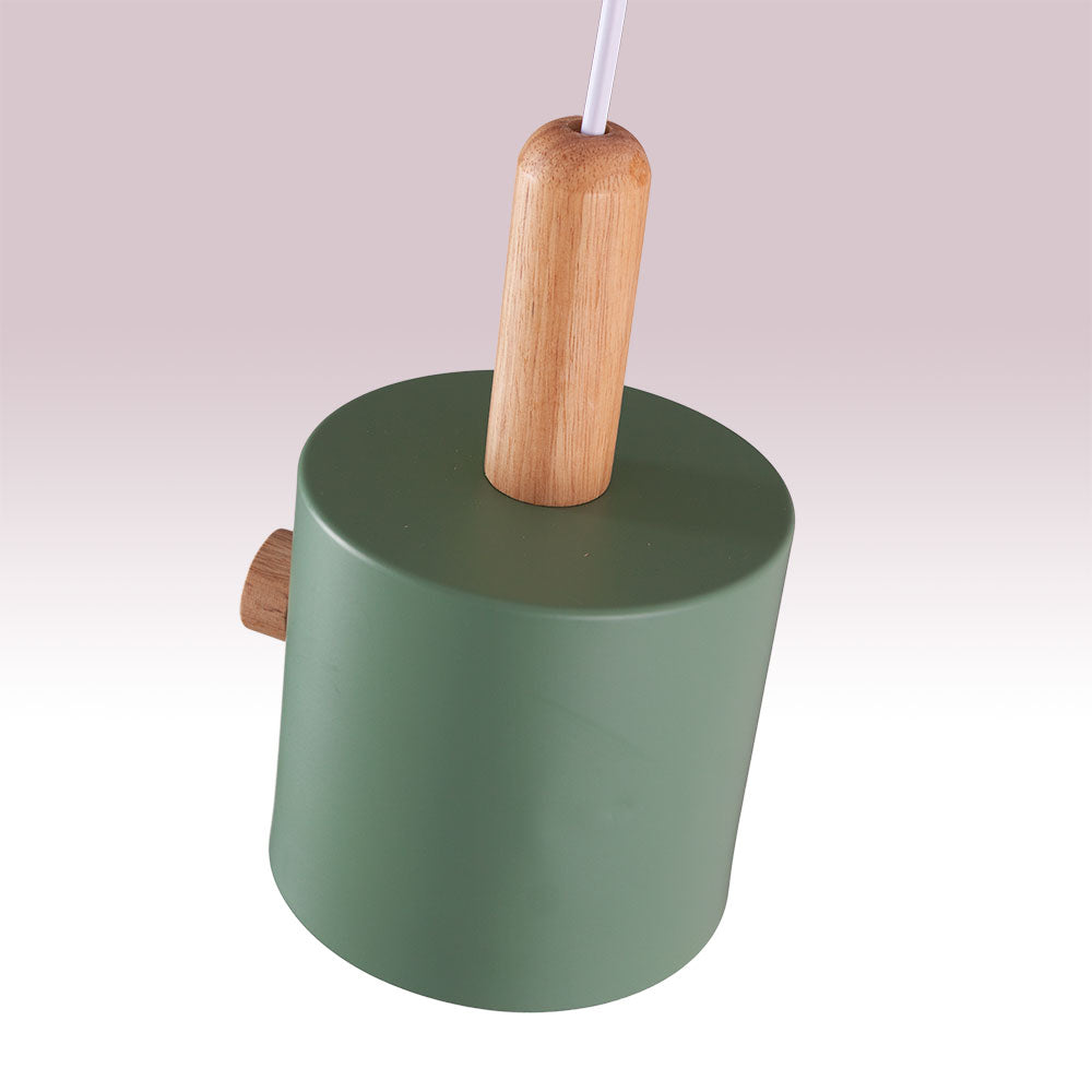 Lámpara colgante Scarlet Vetonek verde oliva — detalle de la campana metálica con remate de madera