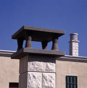 Detalle del goterón del sombrero de chimenea de hormigón, corta el agua de lluvia en el canto - Vetonek