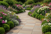 Camino de jardín con flores pavimentado con Pavimento Albarracín Bicolor de hormigón en arena - Vetonek