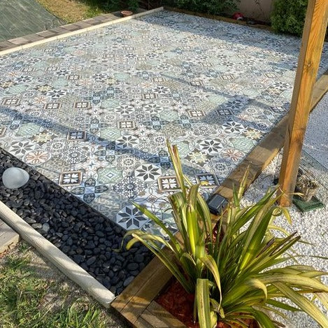 Suelo de jardín con losas de gres porcelánico Vetonek Mosaico