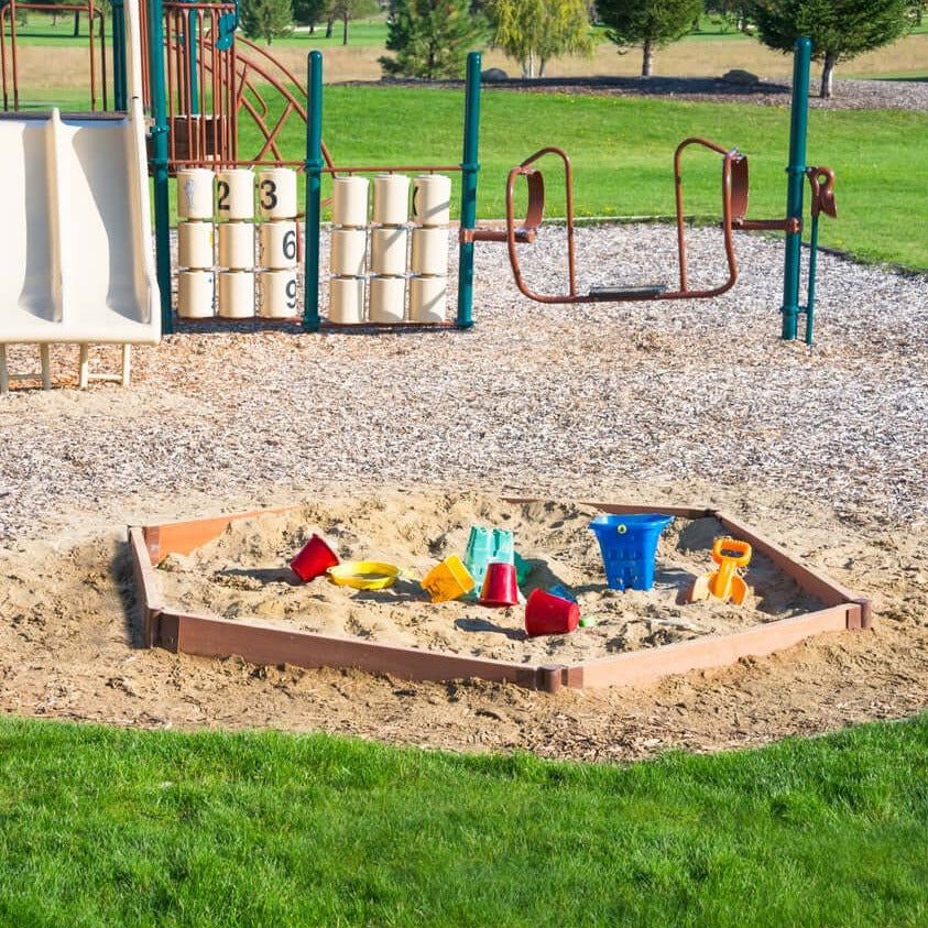 Parque infantil con arenero de arena de sílice