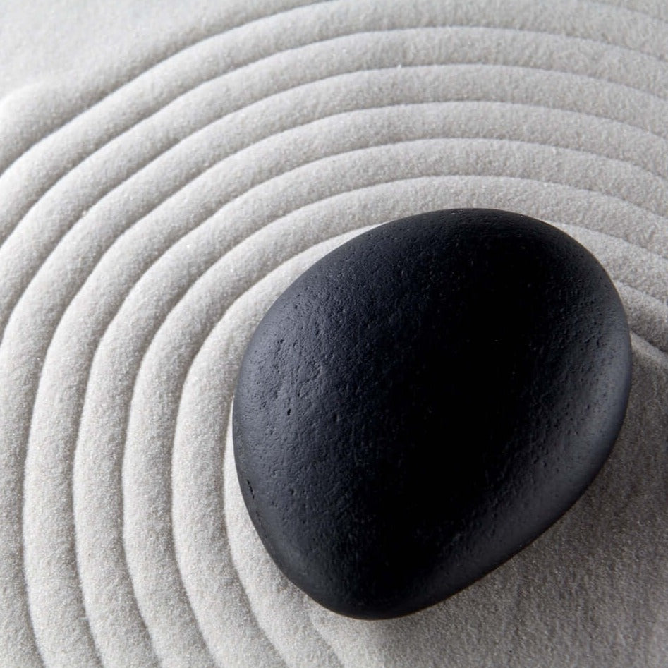 Decoración zen con arena de sílice y piedras