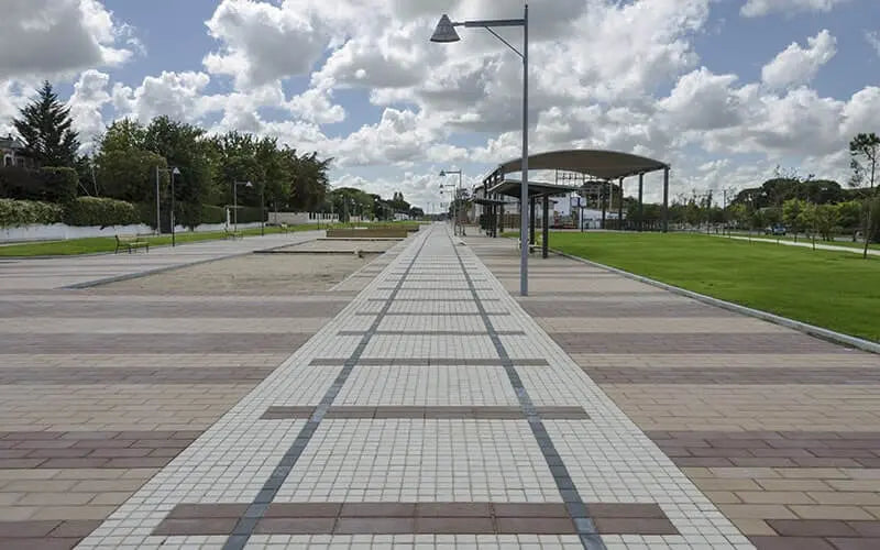 Zona peatonal pavimentada con adoquines Vetonek